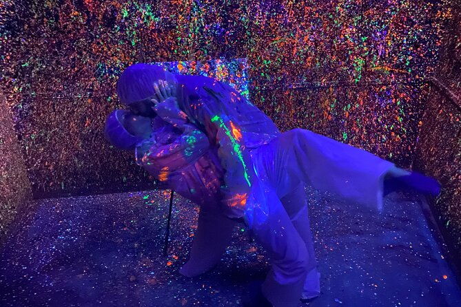 glow-in-the-dark-splatter-paint-experience