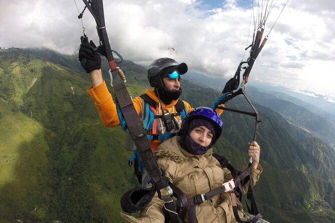 go-paragliding-in-medellin-with-private-transporter-service