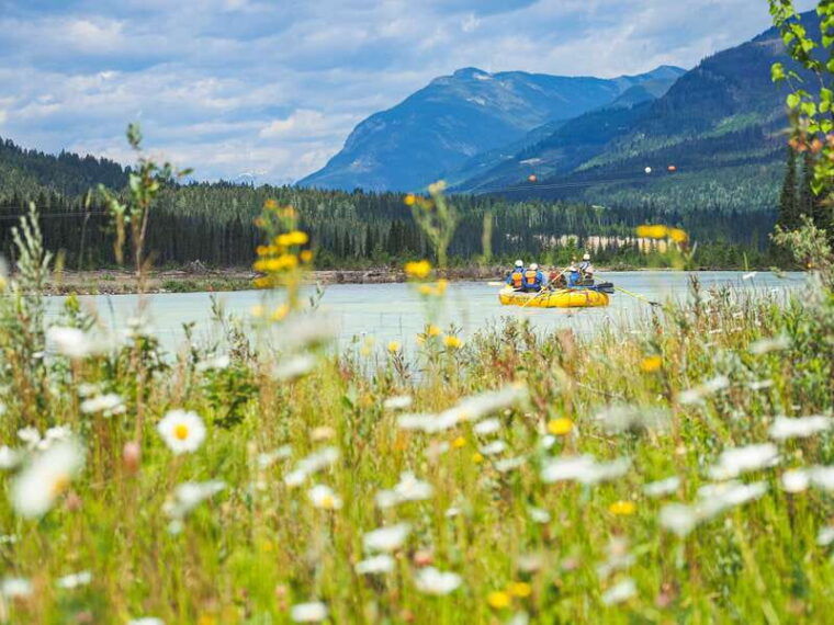 golden-bc-kicking-horse-river-family-rafting-with-lunch