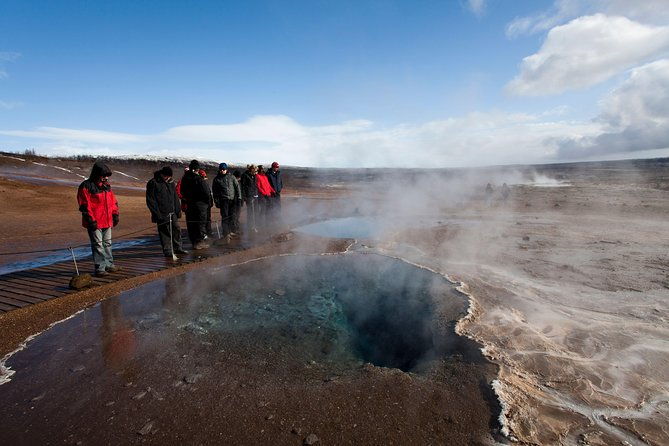 golden-circle-and-northern-lights-combo-small-group-tour