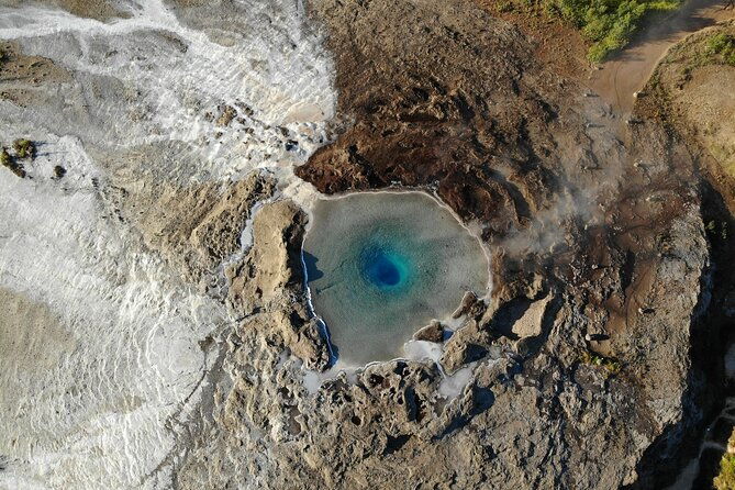 golden-circle-glacier-northern-lights-midnight-sun-guided-private-tour