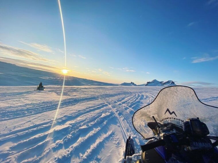 golden-circle-super-jeep-snowmobiling-tour-pick-up-0830