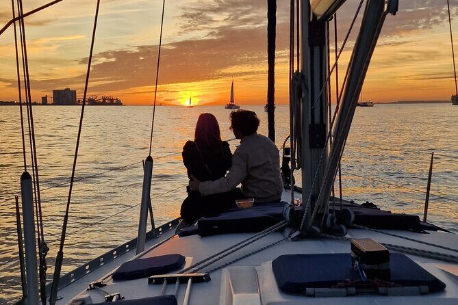 Golden Hour Boat Tour - Sailing by the Monuments with Wine - Key Points