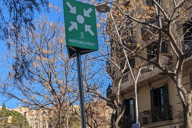 golden-hour-in-gaudis-sagrada-familia-with-expert-guide