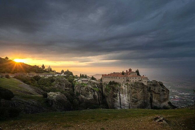 golden-sunrise-meteora-private-photo-tour