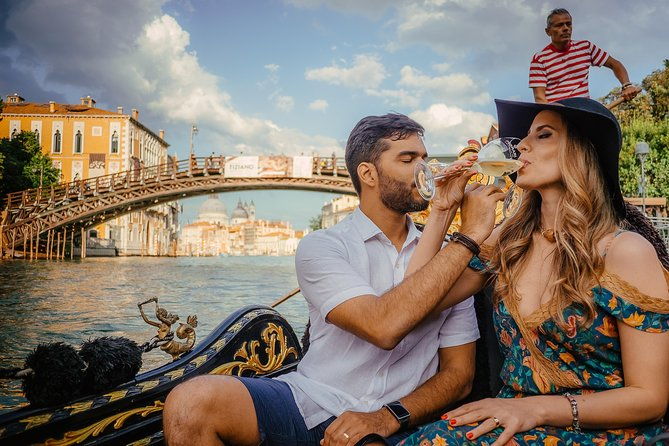 gondola-ride-and-aperitif-in-a-venetian-palace