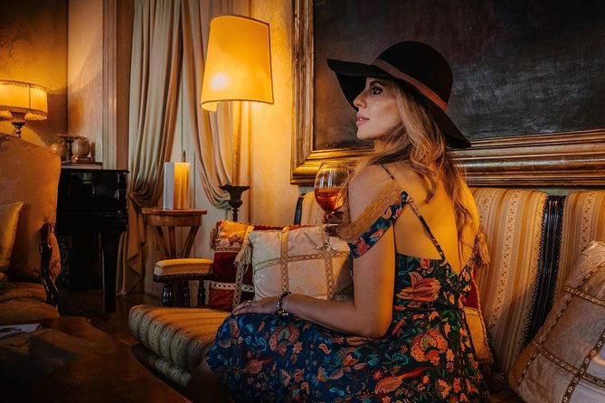 gondola-ride-and-aperitif-in-a-venetian-palace