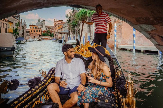 gondola-ride-and-aperitif-in-a-venetian-palace
