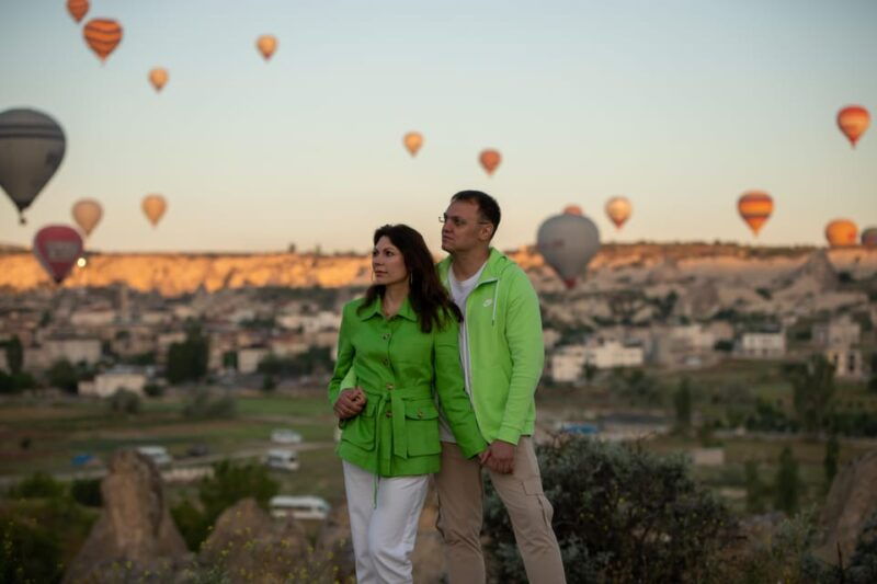 goreme-valleys-photo-session-with-balloons-and-vintage-car