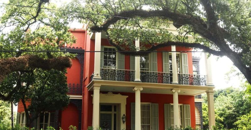 gossip-grandeur-a-stroll-through-nolas-garden-district
