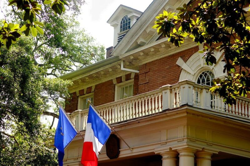 gossip-grandeur-a-stroll-through-nolas-garden-district
