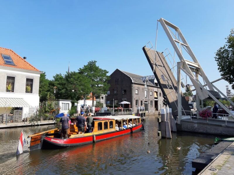 gouda-historical-canal-cruise