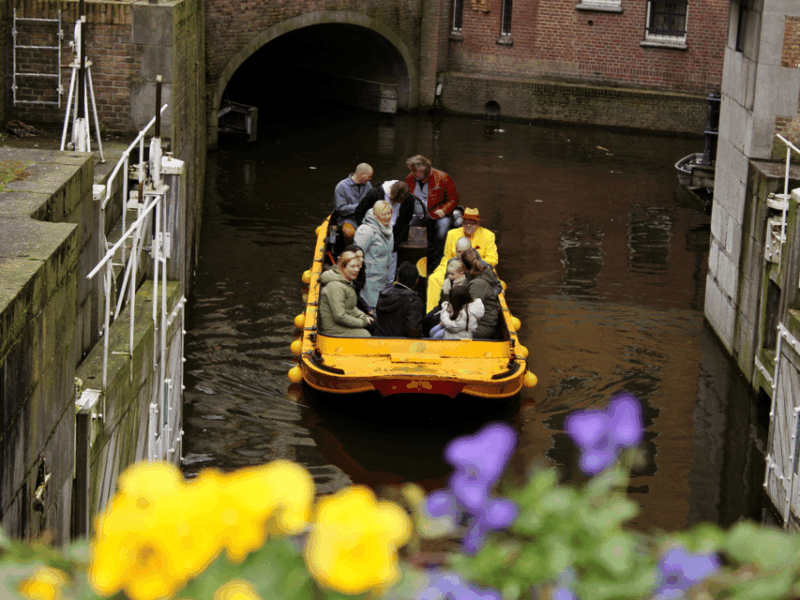 gouda-open-boat-city-canal-cruise