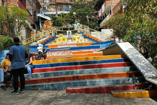 graffiti-tour-in-commune-13-guided-by-locals