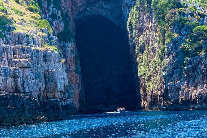 grama-bay-beaches-and-caves-private-speedboat-tour