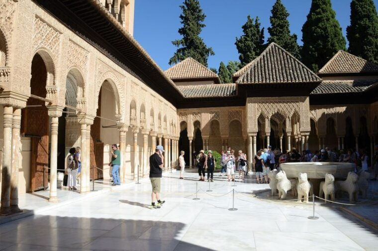 granada-alhambra-albaicin-and-sacromonte-combo-tour