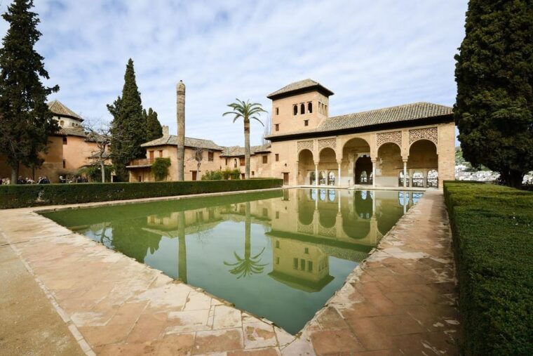 granada-alhambra-and-generalife-garden-ticket-guided-tour