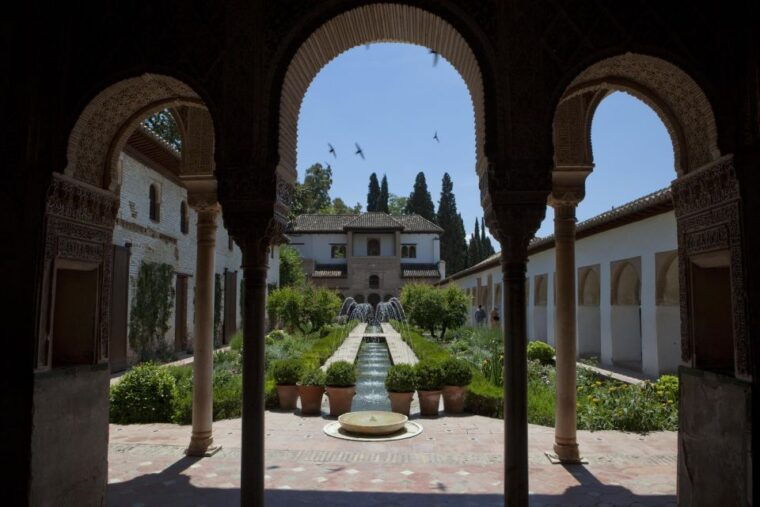 granada-alhambra-and-generalife-gardens-experience-tour