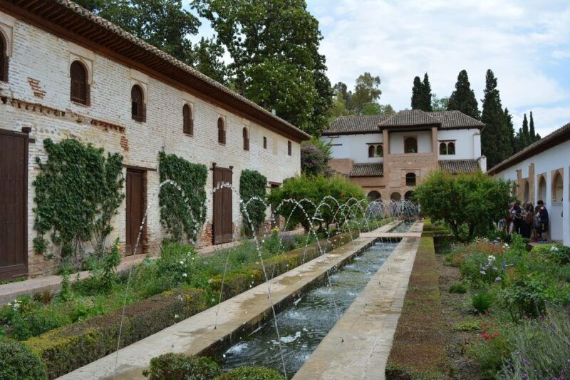 granada-alhambra-and-generalife-gardens-guided-tour
