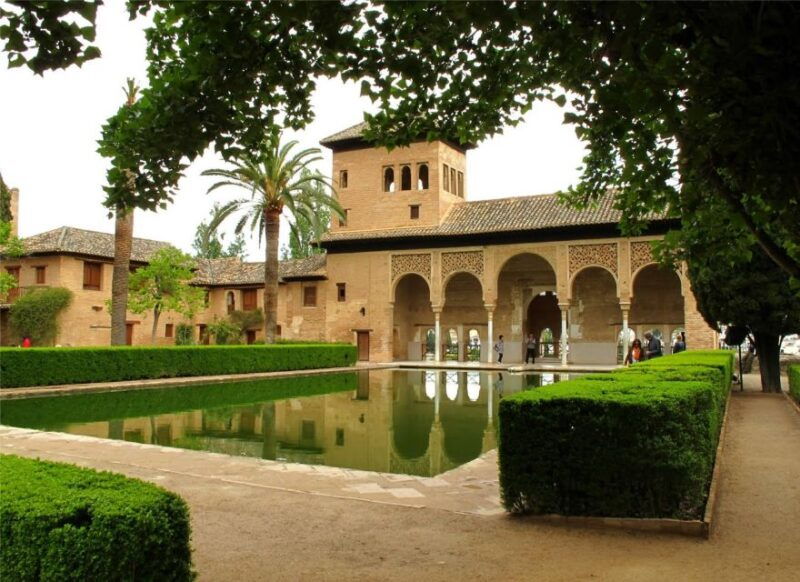 granada-alhambra-and-generalife-gardens-guided-tour