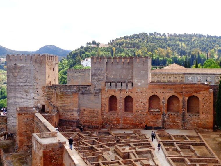 granada-alhambra-and-generalife-gardens-guided-tour