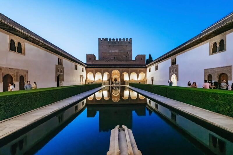 granada-alhambra-and-nasrid-palaces-guided-tour-at-night