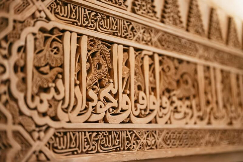 granada-alhambra-and-nasrid-palaces-guided-tour-at-night