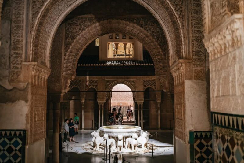 granada-alhambra-and-nasrid-palaces-guided-tour-at-night