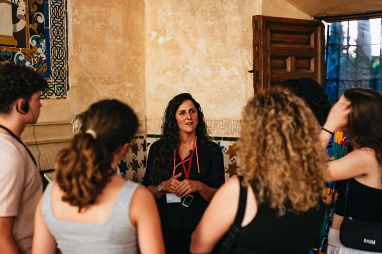 granada-alhambra-and-nasrid-palaces-guided-tour-at-night