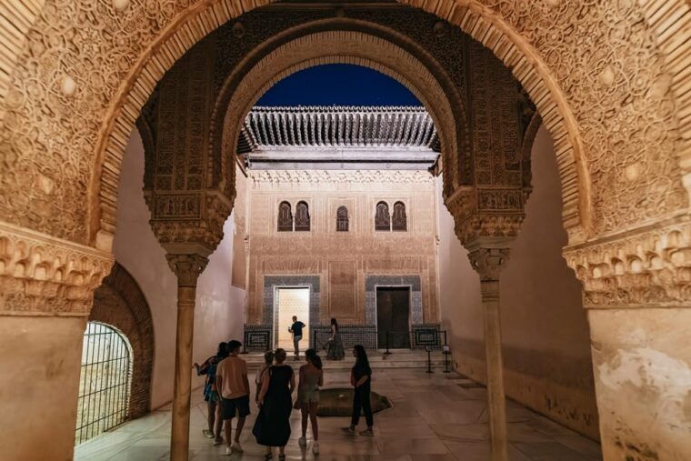 granada-alhambra-and-nasrid-palaces-guided-tour-at-night