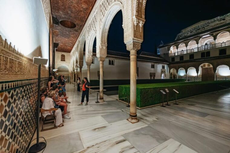 granada-alhambra-and-nasrid-palaces-guided-tour-at-night