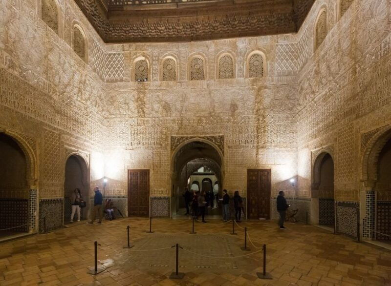 granada-alhambra-and-nasrid-palaces-private-tour-2