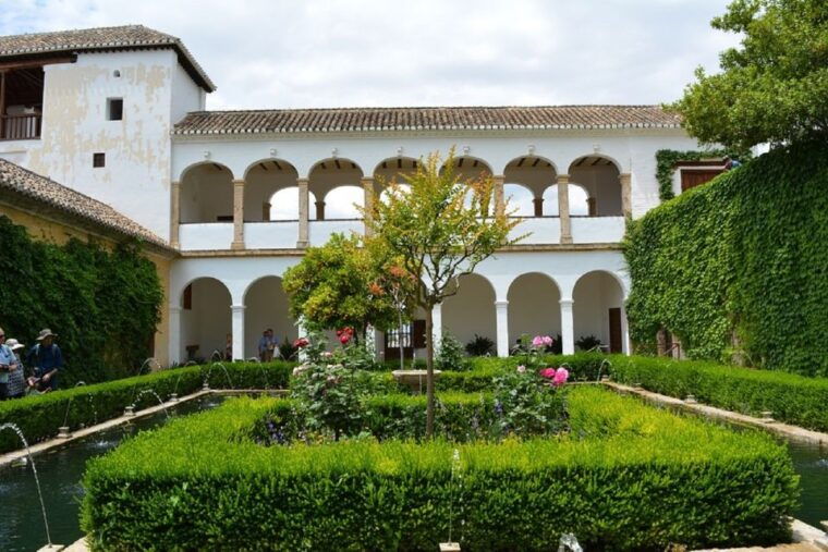 granada-alhambra-gardens-generalife-alcazaba-guided-tour