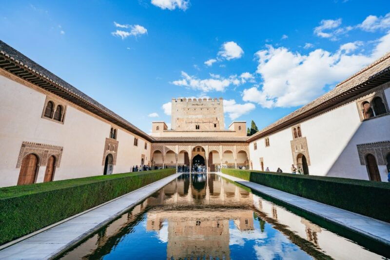 granada-alhambra-guided-tour-with-nasrid-palaces-gardens