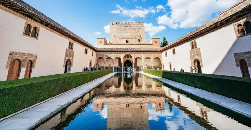 granada-alhambra-guided-tour-with-nasrid-palaces-gardens