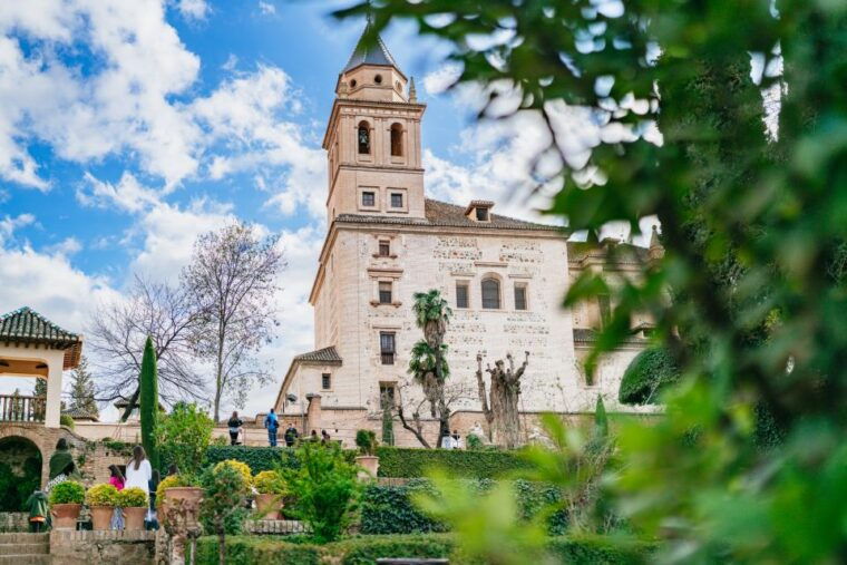 granada-alhambra-guided-tour-with-nasrid-palaces-gardens