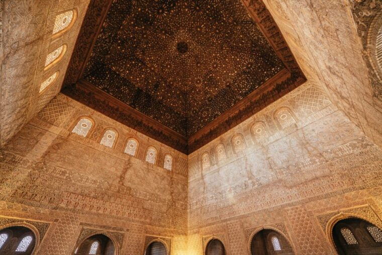 granada-alhambra-guided-tour-with-nasrid-palaces-gardens