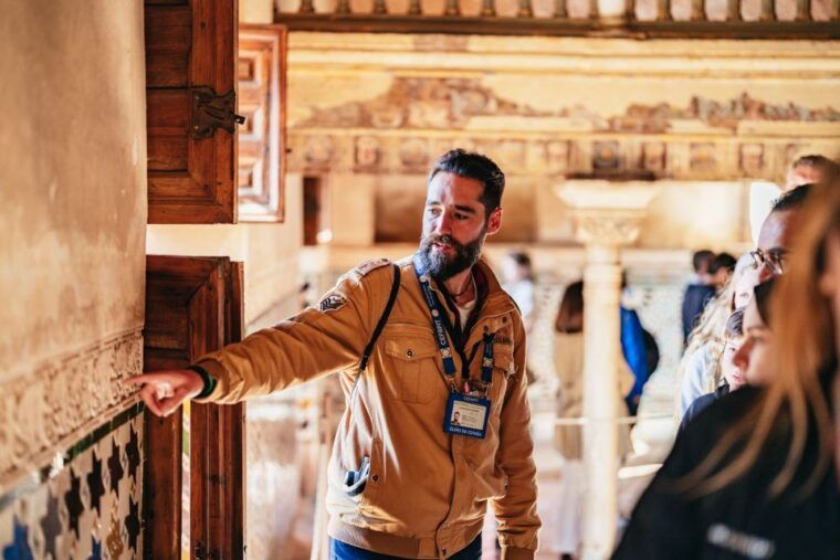 granada-alhambra-guided-tour-with-nasrid-palaces-gardens