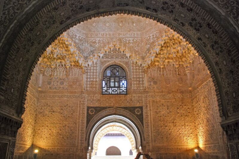 granada-alhambra-nasrid-and-generalife-private-tour