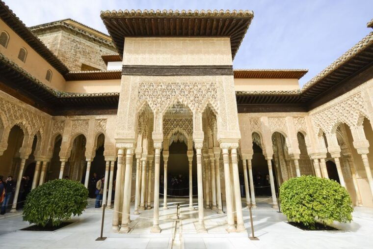 granada-alhambra-nasrid-palaces-and-generalife-tour