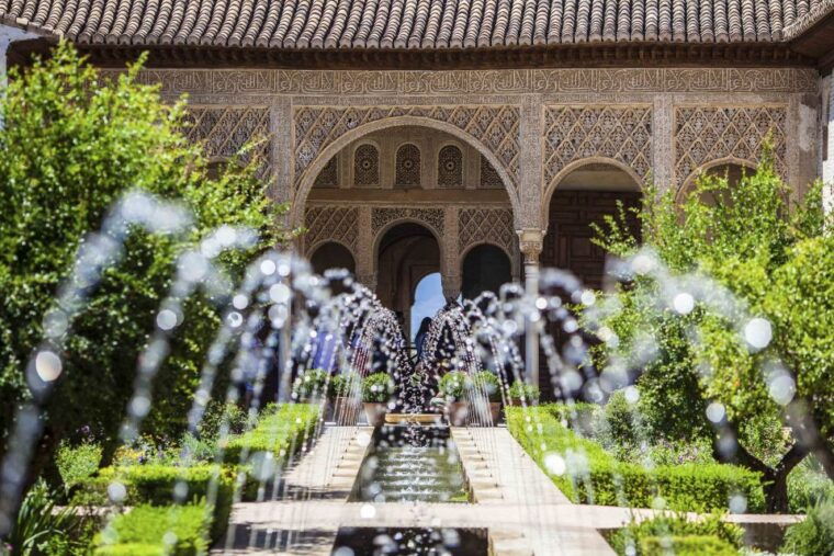 granada-alhambra-nasrid-palaces-generalife-guided-tour