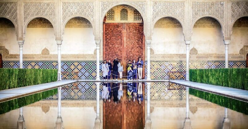 granada-alhambra-nasrid-palaces-small-group-guided-tour