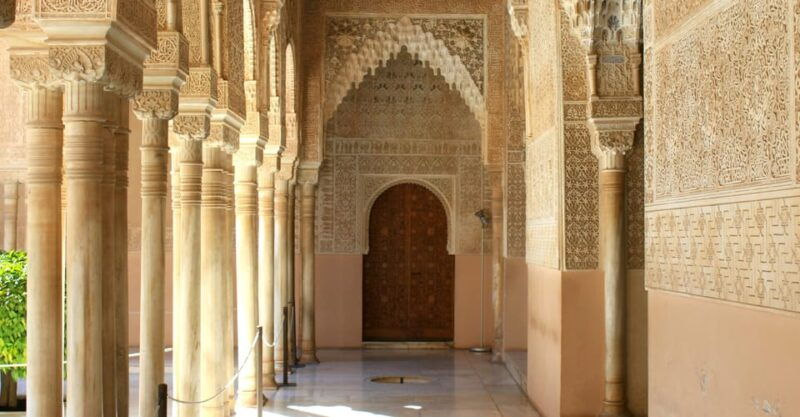 granada-alhambra-nasrid-palaces-small-group-guided-tour