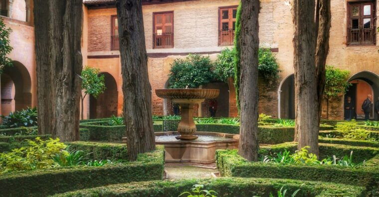 granada-alhambra-nasrid-palaces-small-group-guided-tour