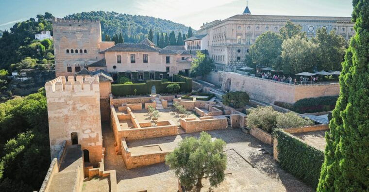 granada-alhambra-nasrid-palaces-small-group-guided-tour