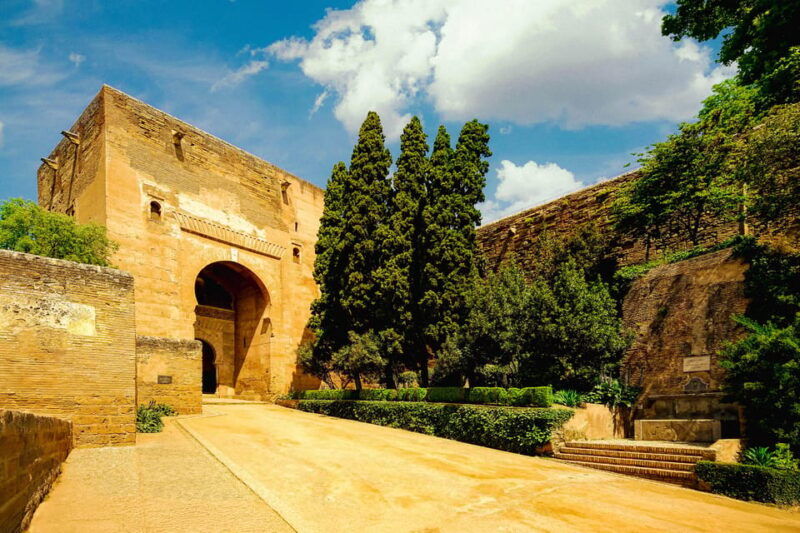 granada-alhambra-nasrid-palaces-tour-with-tickets-2