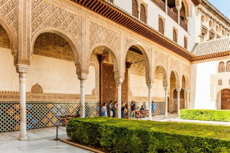 granada-alhambra-nasrid-palaces-tour-with-tickets