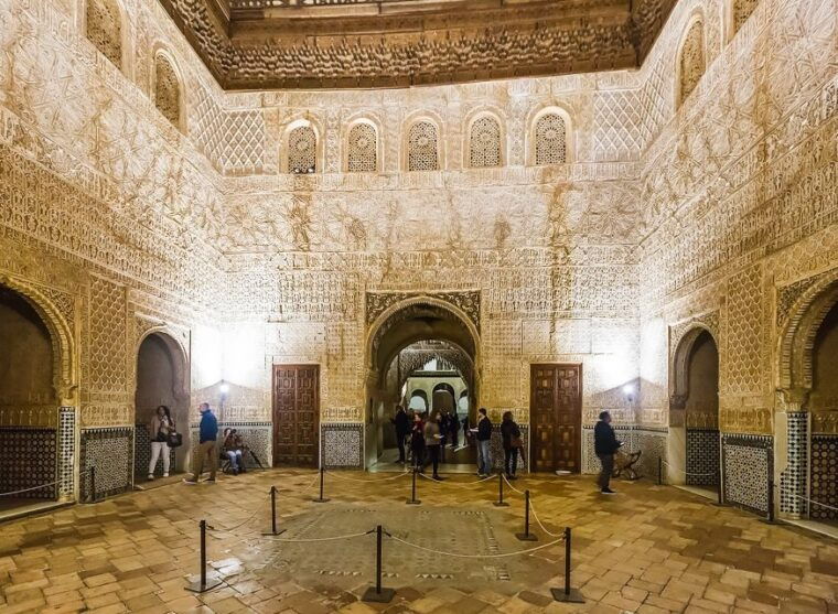 granada-alhambra-nasrid-palaces-tour-with-tickets