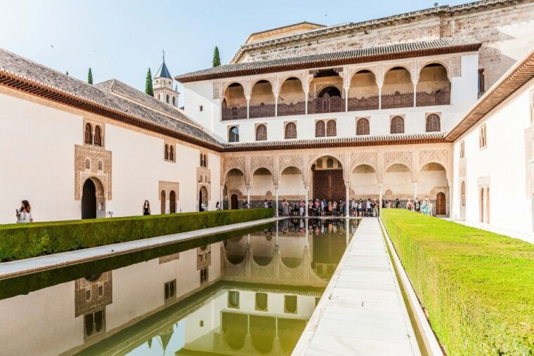 granada-alhambra-nasrid-palaces-tour-with-tickets