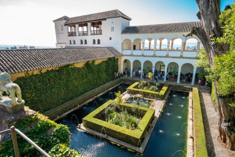 granada-alhambra-ticket-and-guided-tour-with-nasrid-palaces